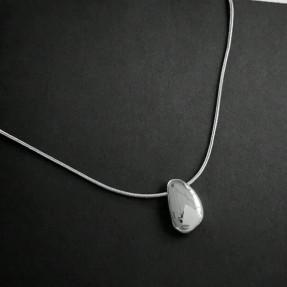 - Gorgeous modern necklace - Picture 2 of 6